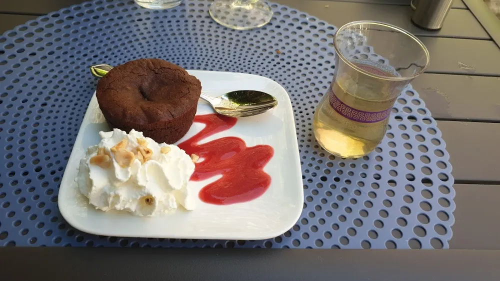 Fondant Au Chocolat Coco Accompagné Du Thé À la Menthe